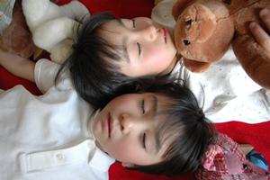 子供の晴れ舞台に寄り添うママの存在